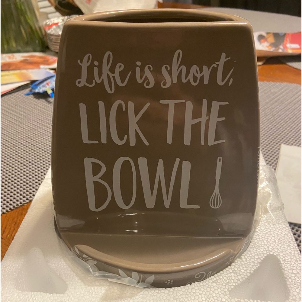 Utensil holder with spoon rest